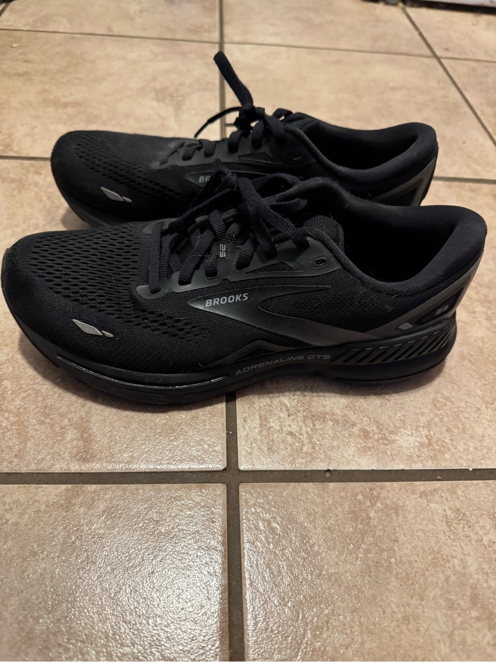 Black Brooks Adrenaline GTS 23 - Picture 2 of 6